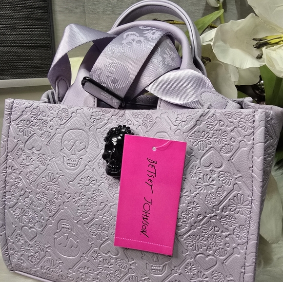 Betsey Johnson Skulls Lilac  Embossed  Satchel/Crossbody with webbing new - Picture 10 of 11